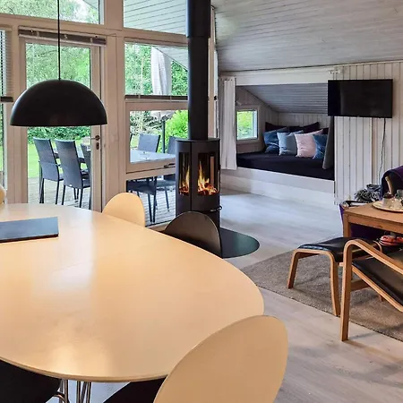 8 Person In Sydals-by Traum