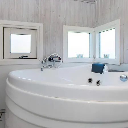 8 Person In Sydals-by Traum *