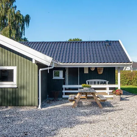 8 Person In Sydals-by Traum