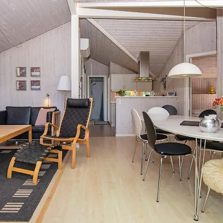 8 Person In Sydals-by Traum