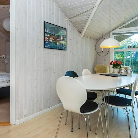 8 Person In Sydals-by Traum