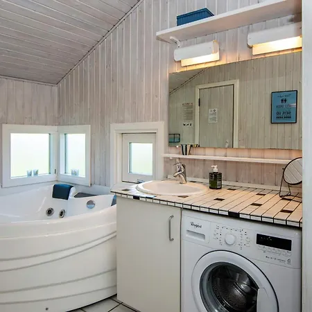 8 Person In Sydals-by Traum